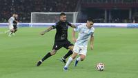 Tampil di depan pendukung sendiri, Persija tampil agresif sejak menit awal pertandingan. Tampak dalam foto, pemain depan Persija, Emaxwell Souza De Lima (Maxwell - kanan) berebut bola dengan gelandang PSIM, Norberto Ezequiel Vidal (Pulga Vidal) pada pertandingan pekan ke-14 BRI Super League musim 2025/2026 di Stadion Utama Gelora Bung Karno, Jakarta, Jumat (28/11/2025). (Bola.com/M Iqbal Ichsan)