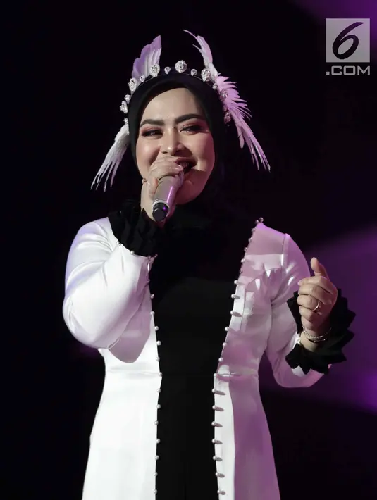 Penampilan adik Syahrini, Aisyahrani saat menghibur penonton dalam acara SCTV Music Awards 2018 di Studio 6 Emtek, Jakarta, Jumat (27/4). SCTV Music Awards 2018 adalah ajang penghargaan bagi para musisi tanah air. (Liputan6.com/Faizal Fanani)