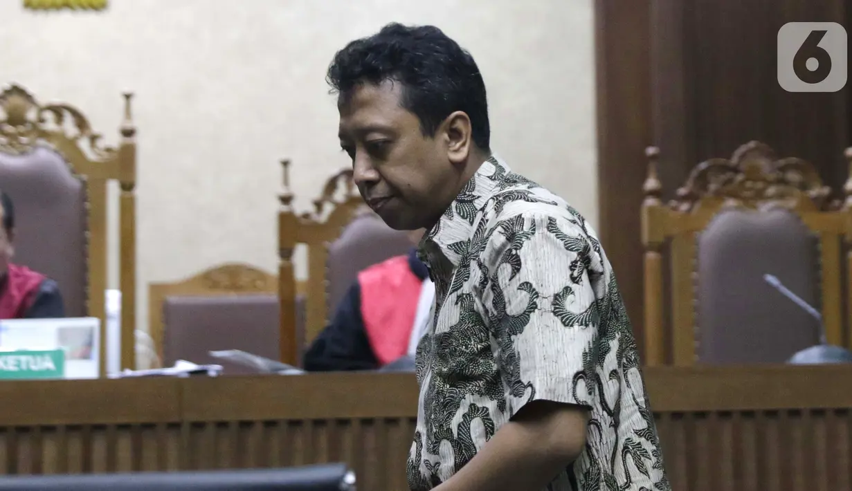 Terdakwa dugaan suap jual-beli jabatan di lingkungan Kemenag, M Romahurmuziy saat menjalani sidang pembacaan putusan sela di Pengadilan Tipikor, Jakarta, Senin (9/10/2019). Majelis hakim menolak eksepsi yang diajukan terdakwa dan penasehat hukum terdakwa. (Liputan6.com/Helmi Fithriansyah)