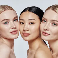 Tren nude makeup mulai populer pada era 1990-an melalui gaya riasan natural para supermodel dunia dan kembali naik daun pada awal 2010-an lewat tren no-makeup makeup look yang menonjolkan tampilan segar dan alami. (Sumber: Pexels).