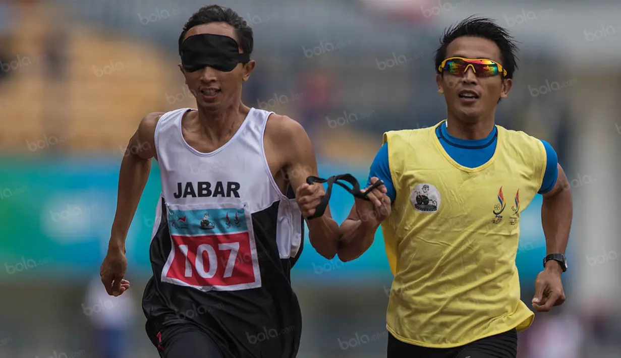 Atlet Jawa Barat, Abdul Halim Dalimunthe, memenangi nomor 200 meter putra pada Peparnas XV di Stadion Gelora Bandung Lautan Api, Bandung, Kamis (20/10/2016). (Bola.com/Peksi Cahyo) 