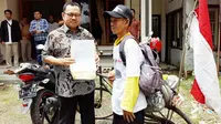 Demi bertemu Sudirman Said, pria asal Jepara ini bersepeda 200 KM (Liputan6.com/ Fajar Eko Nugroho)