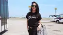 Kacamata menjadi salah satu fashion item yang tak boleh terlewatkan bagi wanita 39 tahun ini. Selain melindungi dari sinar matahari, penampilan istri Ibnu Jamil dengan kacamata hitam membuatnya terlihat elegan. (Liputan6.com/IG/@ririnekawati/)