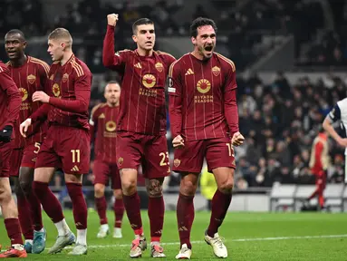 Pemain belakang AS Roma, Mats Hummels (15) melakukan selebrasi setelah mencetak gol kedua pada laga kelima League Phase Liga Europa 2024/2025 melawan Tottenham Hotspur di Tottenham Hotspur Stadium, London, Inggris, pada Kamis 28 November 2024 atau Jumat (29/11/2024) dini hari WIB. (JUSTIN TALLIS/AFP)