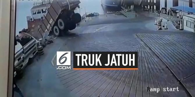 VIDEO: Detik-detik Truk Sampah Jatuh ke Laut