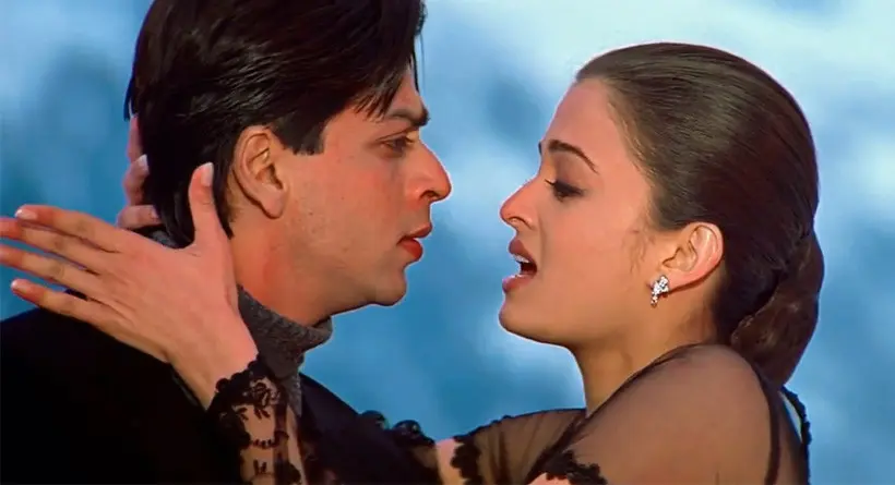 Shahrukh Khan dan Aishwarya Rai dalam film Mohabbatein. 