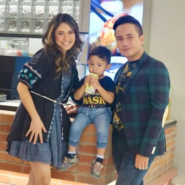 6 Potret Denny Darko Bareng Keluarganya yang Selalu Tampil Harmonis
