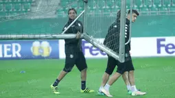 Alessandro Matri (kiri) ikut bersama-sama rekannya mengangkat gawang sebelum dimulai latihan. (Bola.com/Reza Khomaini)