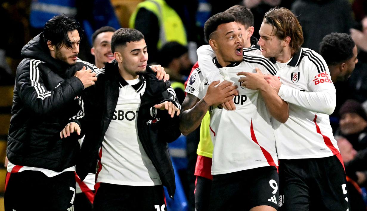 Pemain Fulham merayakan gol kemenangan timnya ke gawang Chelsea Chelsea yang dicetak oleh Rodrigo Muniz (ketiga kanan) pada laga lanjutan Liga Inggris 2024/2025 di Stamford Bridge, London, Inggris, Jumat (27/12/2024) WIB. (AFP/Glyn Kirk)