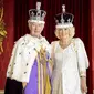 Potret Resmi Raja Charles III dan Camilla Usai Penobatan di Istana Buckingham. (Fotografer: Hugo Burnand/Dokumentasi: The Royal Family)
