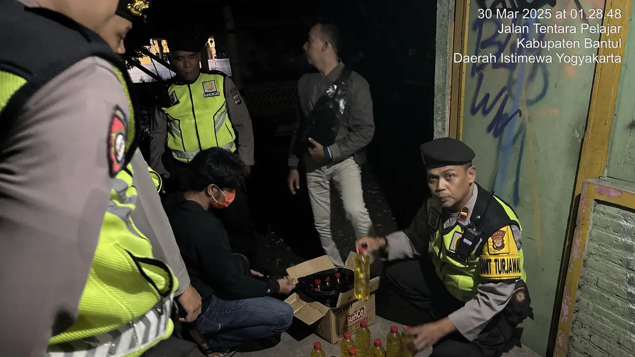 Polres Bantul mengamankan ratusan botol minuman keras (miras) dari hasil razia penyakit masyarakat (pekat) menjelang malam takbiran Idulfitri 1446 H. (Merdeka.com/Nur Habibie)