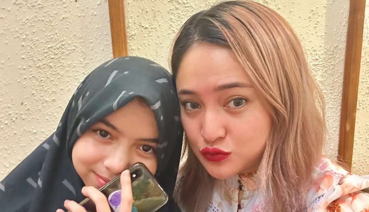 <p>Walaupun masih berusia 10 tahun, Sienna memutuskan untuk mengenakan hijab. Keputusan ini berawal dari rasa nyaman ketika menggunakan hijab untuk menutupi cat rambut. [Foto: Instagram.com/marshanda99]</p>