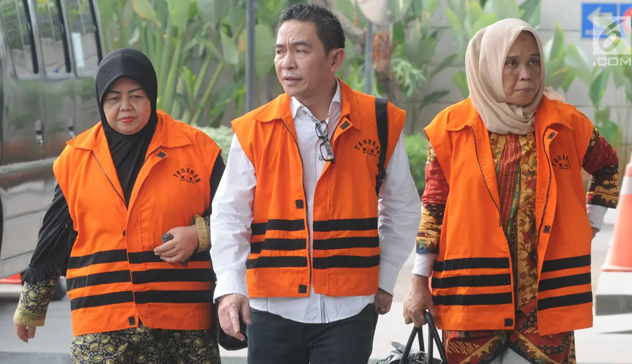 Tiga anggota DPRD Kota Malang Rahayu Sugiarti, Suprapto dan Wiwik Hendri Astuti tiba di gedung KPK, Jakarta, Senin (23/7). Ketiganya diperiksa untuk melengkapi berkas kasus dugaan suap pembahasan APBD-P Pemkot Malang TA 2015. (Merdeka.com/Dwi Narwoko)