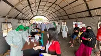 Tenaga medis saat melakukan rapid test terhadap para pedagang di Pasar Pinasungkulan Karombasan, Manado.