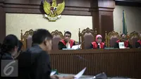 Hakim Ketua mendengar JPU saat sidang perdana Abdul Khoir di Pengadilan Tipikor, Jakarta, Senin (4/4). Dirut PT Windhu Tunggal Utama, Abdul Khoir didakwa memberi suap kepada 4 anggota Komisi V & satu pejabat Kementerian PUPR (Liputan6.com/Faizal Fanani)