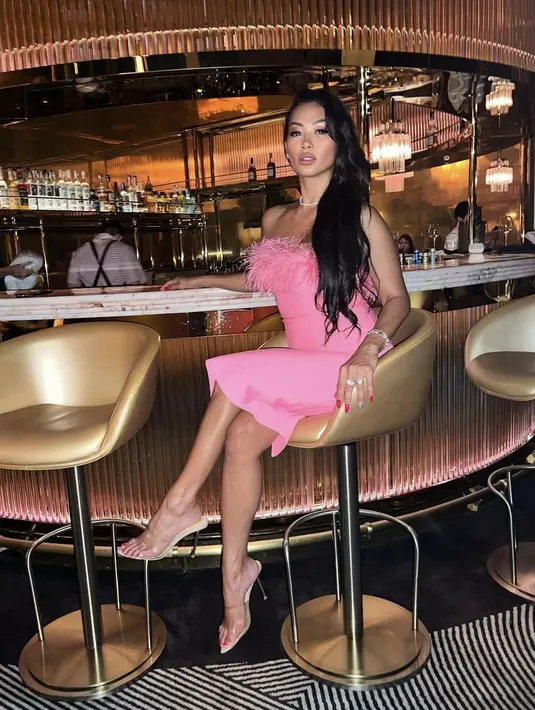 <p>Sedangkan untuk gaya rambut, ia membiarkan rambut hitamnya tergerai. Ia menambah tampilannya dengan perhiasan silver dari kalung, gelang, hingga cincin. Dan semakin indah dengan kuku yang diwarna merah dan silver.&nbsp;@indahkalalo</p>