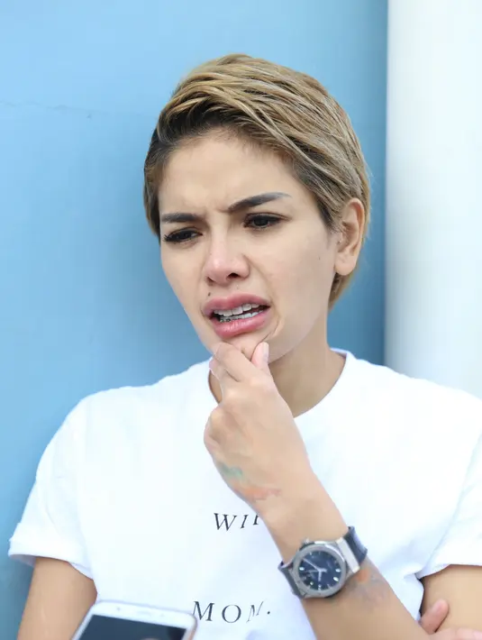 "Iya Afrika Selatan itu karena gue mau beli berlian di sana. Di sana itu kan murah-murah semua, emang real banget makanya gue mau ke sana," kata Nikita Mirzani. (Nurwahyunan/Bintang.com)