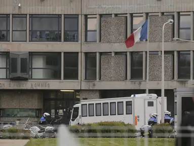Petugas keamanan berdiri di pintu masuk penjara Fleury-Merogis setelah kedatangan konvoi polisi yang diyakini membawa tersangka utama teror Paris pada November lalu, Salah Abdeslam, di Prancis, Rabu (27/4). (REUTERS/Christian Hartmann)