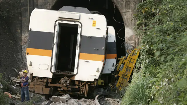 FOTO: Bertambah, Korban Tewas Akibat Kecelakaan Kereta di Taiwan Jadi 50 Orang