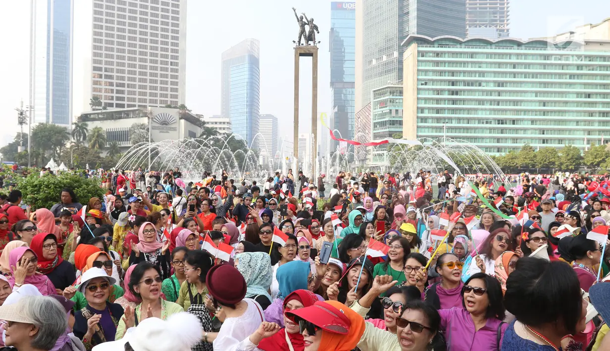 Ratusan emak-emak dari masyarakat pencinta kebaya dan sarung Indonesia saat mengikuti parade di Bundaran HI, Jakarta, Minggu (28/7/2019). Parade tersebut bertujuan untuk mengajak masyarakat agar mencintai busana tradisional khas Indonesia. (Liputan6.com/Angga Yuniar)