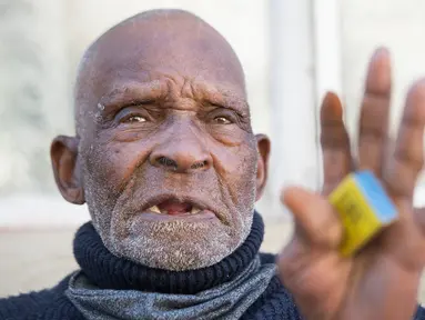Fredie Blom berbicara tentang ingatannya ketika merayakan ulang tahun ke 116 di rumahnya di Delft, dekat Cape Town, 8 Mei 2020. Menurut 'Oupa' (kakek) Fredie dan kartu identitasnya, ia lahir pada tahun 1904 yang menjadikannya salah satu pria tertua di dunia. (RODGER BOSCH/AFP)