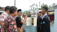 Kepala Desa Sidomulyo, Kamiludin tinjau langsung alat aplikasi SI-AMA di depan balai Desa Sidmulyo (Istimewa)