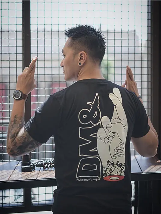 Dalam latihan sebelum menunjukkan aksinya di ajang America's Got Talent, Demian Aditya sempat terluka pada kakinya saat sesi latihan. Meski tidak terlalu parah, suami Sarah Wijayanto itu khawatir akan menganggu penampilannya. (Instagram/_demianaditya_)