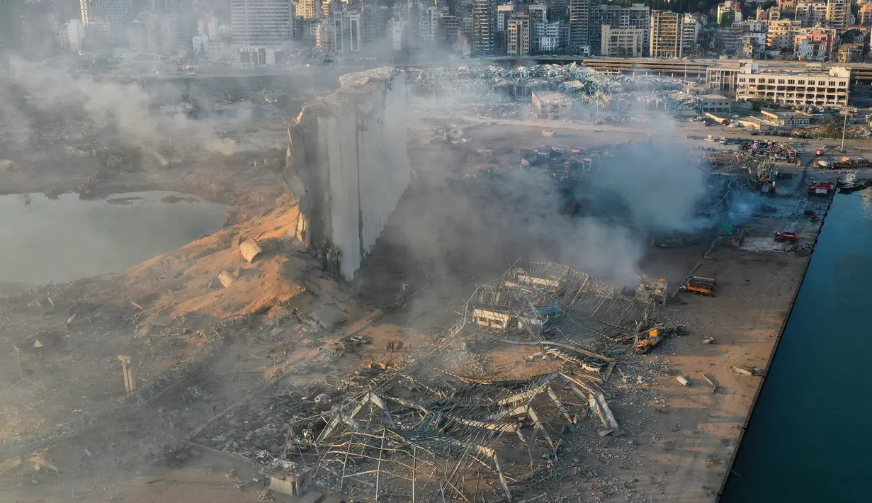 Dalam gambar drone ini, silo yang hancur berada di antara puing-puing setelah ledakan di pelabuhan Beirut, Lebanon, Rabu (5/8/2020). Ledakan di kawasan pelabuhan itu mengguncangkan seluruh ibu kota, mengguncang bangunan, dan menebarkan kepanikan di antara warganya. (AP Photo/Hussein Malla)