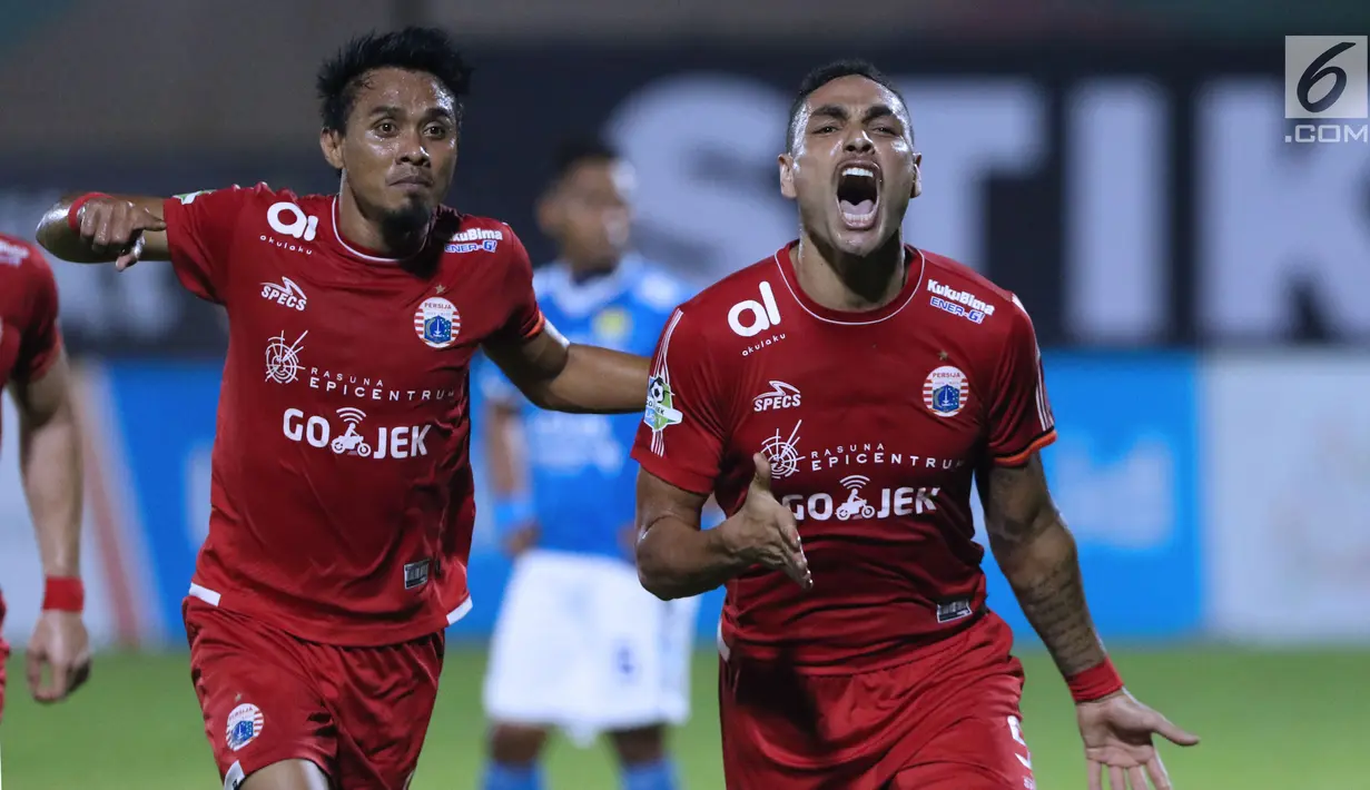 Pemain Persija , Jaimerson da Silva (kanan) merayakan gol ke gawang Persib pada lanjutan Go-Jek Liga 1 Indonesia 2018 bersama Bukalapak di Lapangan PTIK, Jakarta, Sabtu (30/6). Persija unggul 1-0. (Liputan6.com/Helmi Fithriansyah)