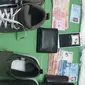 Barang bukti sepatu dan empat bungkus diduga sabu yang disita polisi dari dua calon penumbang Bandara Pekanbaru. (Liputan6.com/M Syukur)