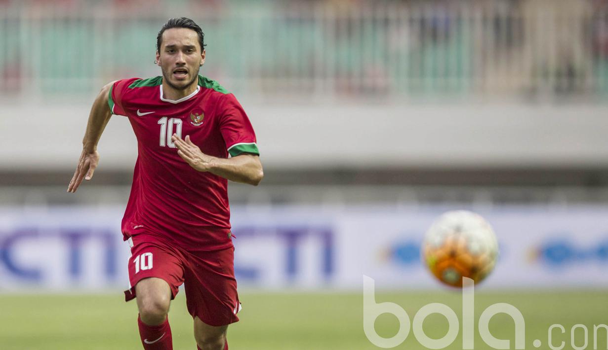 Pemain Timnas U-22 Indonesia, Ezra Walian saat tampil perdana membela Garuda Muda melawan Myanmar pada laga uji coba di Stadion Pakansari, Selasa (21/3/2017). Indonesia kalah 1-3 dari Myanmar. (Bola.com/Vitalis Yogi Trisna)
