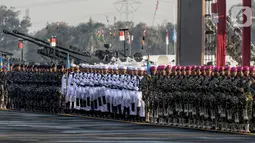 Prajurit gabungan saat mengikuti parade upacara peringatan HUT ke-74 TNI di Taxy Way Echo Lanud Halim Perdanakusuma, Jakarta Timur, Sabtu (5/10/2019). Parade upacara peringatan HUT ke-74 TNI dipimpin oleh Presiden Joko Widodo atau Jokowi. (Liputan6.com/JohanTallo)