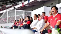 Presiden Joko Widodo (Jokowi) menyaksikan langsung kemenangan Indonesia dalam laga sepak bola antara Timnas Indonesia melawan Vietnam di Stadion Utama Gelora Bung Karno (GBK), Senayan, Jakarta, Kamis (21/3/2024) malam. (Merdeka).