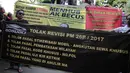 Pengemudi transportasi online membentangkan spanduk saat menggelar aksi di depan kantor Kementerian Perhubungan, Jakarta, Rabu (25/10). Dalam aksinya mereka menolak revisi PM 26P / 2017 terkait aturan taksi online. (Liputan6.com/Faizal Fanani)