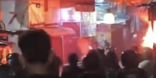 Tawuran Pecah Lagi di Petamburan Jumat Malam, 2 Gerobak Pedagang Hangus Terbakar