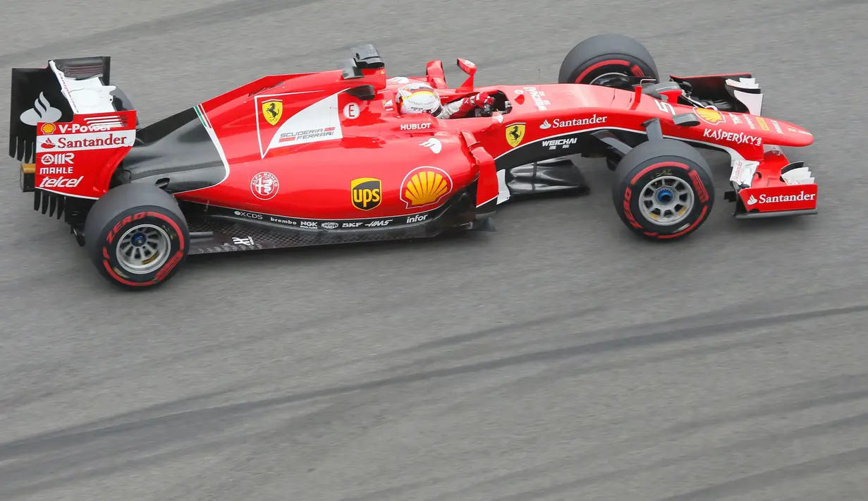 Pembalap Formula Satu (F1) tim Ferrari, Sebastian Vettel mengendarai mobilnya pada Grand Prix Rusia di Sochi, Minggu (11/10/2015). Lewis Hamilton pembalap tim F1 Mercedes berhasil memenangkan lomba Formula GP Rusia. (REUTERS/Grigory Dukor)