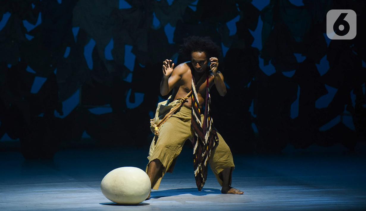 Pemain mempertunjukkan teater yang menggabungkan film, dance, dan lagu berjudul Planet Sebuah Lament di Teater Jakarta, TIM, Jakarta, Kamis (16/1/2020). Teater yang didukung Bakti Budaya Djarum Foundation akan ditampilkan hingga 18 Januari 2020. (Liputan6.com/Fery Pradolo)