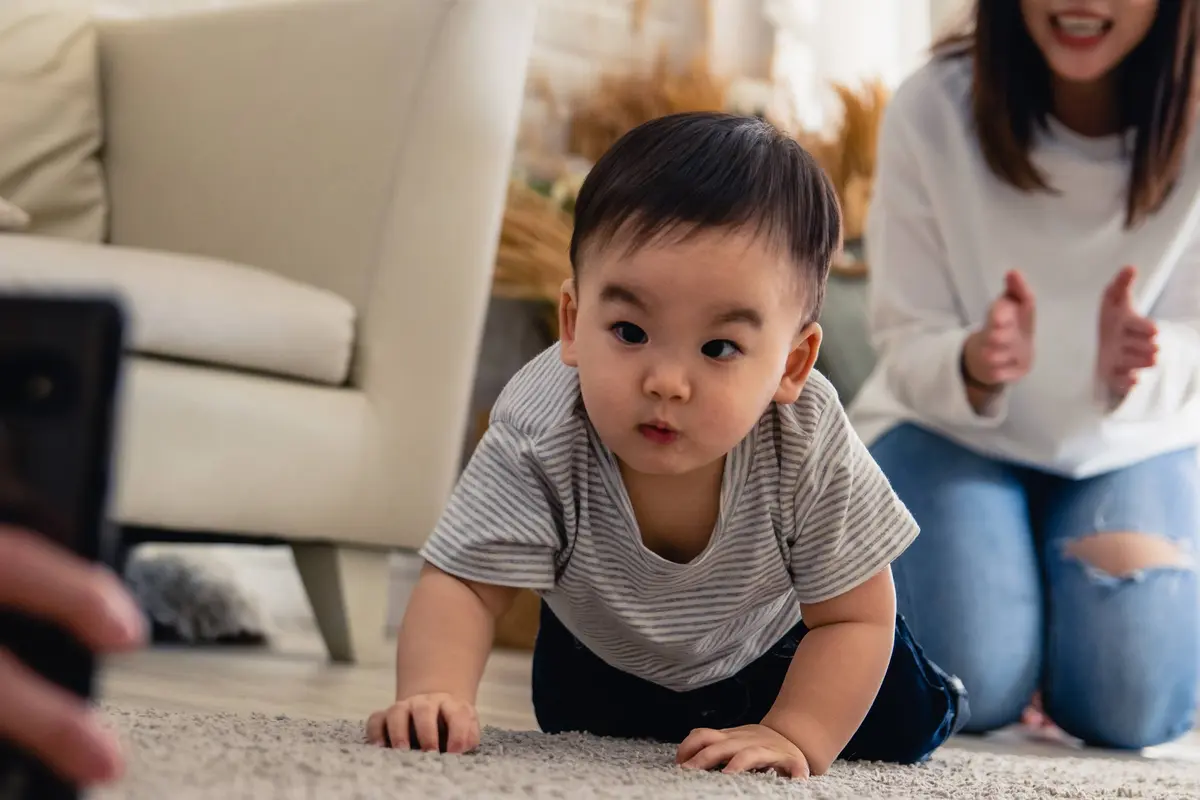 bayi  merangkak