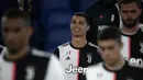 Ekspresi pemain Juventus Cristiano Ronaldo setelah timnya kalah dari Napoli pada final Coppa Italia di Olympic Stadium, Roma, Italia, Rabu (17/6/2020). Napoli menjadi juara Coppa Italia 2019-2020 setelah mengalahkan Juventus lewat drama adu penalti. (Filippo MONTEFORTE/AFP)