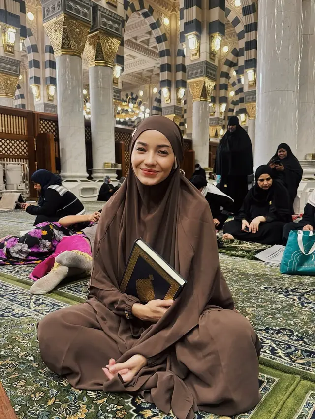 6 Potret Dulu dan Kini Enzy Storia ketika Pakai Hijab, Semasa Kecil Ikut Pesantren Kilat