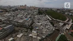 Suasana kawasan permukiman padat penduduk terlihat dari ketinggian di wilayah Jakarta, Kamis (12/12/2024). (Liputan6.com/Angga Yuniar)