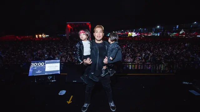 7 Potret Rizal Armada Ajak Buah Hati Konser, Putranya Tampil Keren Bak Anak Band