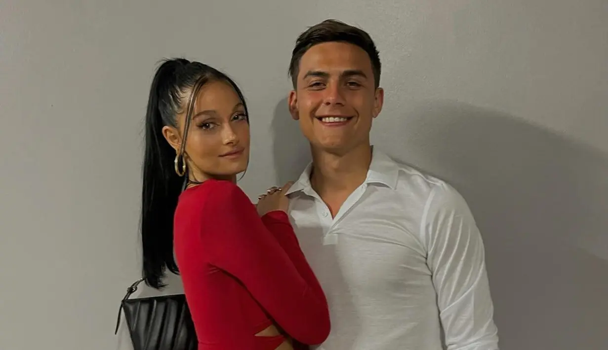 Gelandang serang baru AS Roma ini selalu kompak dan mesra dengan Oriana Sabatini. Bagi Dybala, Oriana adalah sosok luar biasa yang menemani perjalanan kariernya sebagai pesepak bola. Oriana selalu setia mendukung setiap keputusan yang dibuat Dybala termasuk pindah ke Roma. (Liputan6.com/IG/@orianasabatini)