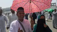 Pasangan suami istri, Bambang dan Astuti puas dengan pelayanan haji tahun ini. (www.kemenag.go.id)