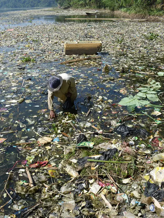 Warga memilah sampah plastik untuk didaur ulang di aliran Sungai Citarum, Bandung, Rabu (26/6/2019). Menurut warga di kawasan tersebut volume sampah kiriman yang kerap menumpuk mulai mengalami penurunan setelah beberapa waktu lalu sempat menutupi permukaan aliran Sungai Citarum. (Timur Matahari/AFP)