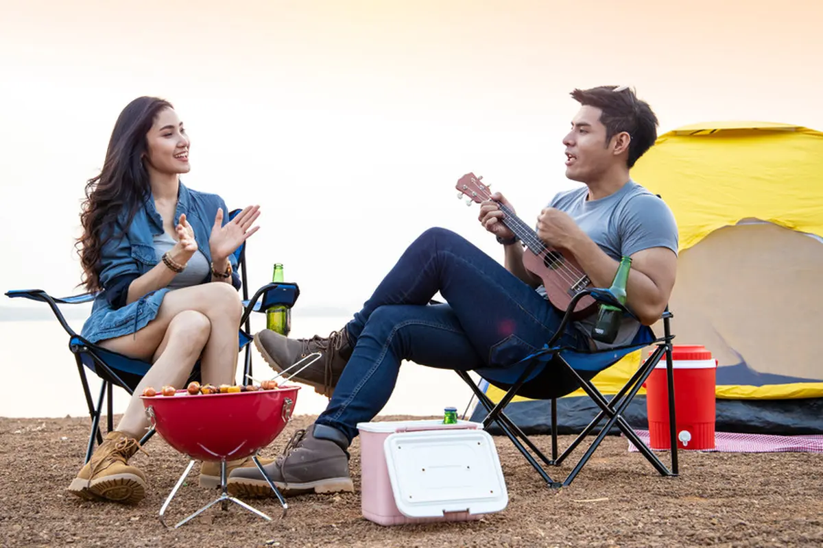 camping traveling santai teman pria perempuan