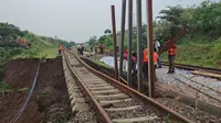 Perbaikan jalur rel kereta api (KA) Bogor-Sukabumi yang ambles akibat longsor di Kampung Sinarsari, Kelurahan Empang, Kecamatan Bogor Selatan, Kota Bogor terus dikebut. (Liputan6.com/Achmad Sudarno)