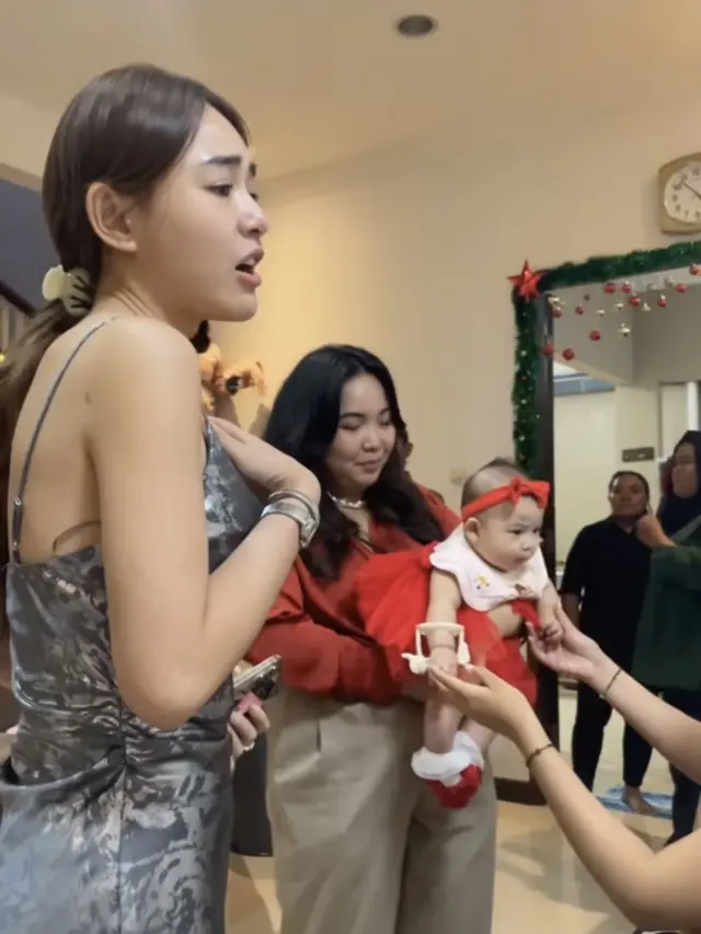 Amanda Manopo Merayakan Natal Bersama Keluarga. [@florensiasanger]