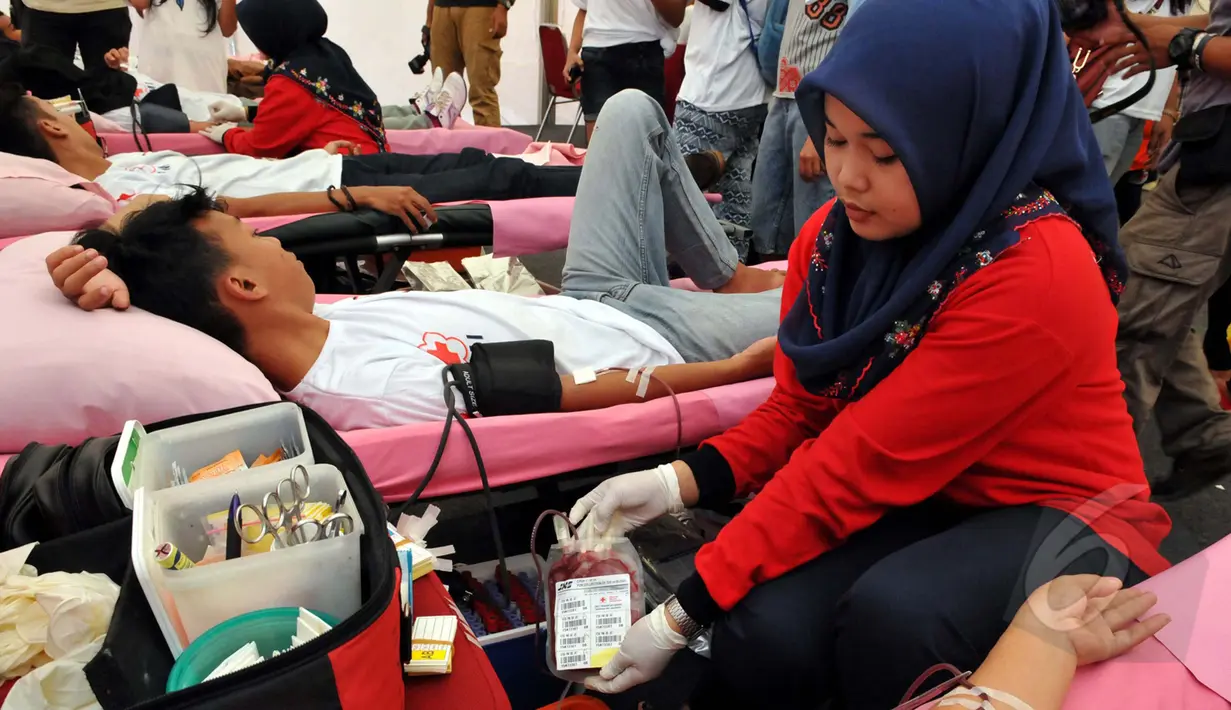 Petugas dari PMI melayani pendonor saat acara Donor Darah Taruna Merah Putih di Bundaran HI, Jakarta, Minggu (29/3/2015). Acara donor darah diadakan serentak di 25 kota di tanah air bertujuan membudayakan aksi donor darah. (Liputan6.com/Panji Diksana)
