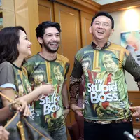 Reza Rahadian dan Bunga Citra Lestari saat mengunjungi ruang kerja Ahok di Balai Kota (Nurwahyunan/Bintang.com)